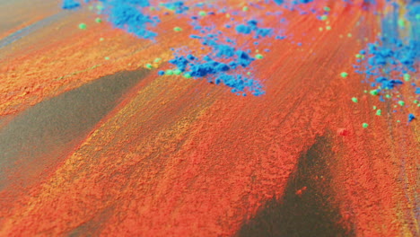 vídeo de polvos multicolores con espacio de copia sobre fondo negro