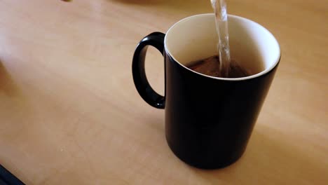 para hacer ese té, necesitas verter esa agua caliente