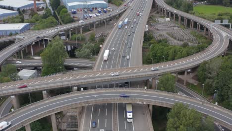 dron lecący nad skrzyżowaniem spaghetti 04