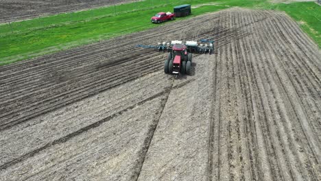 vista aérea de un tractor plantando cultivos en un campo