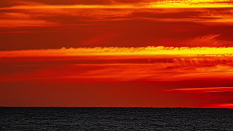 puesta de sol ardiente sobre el océano