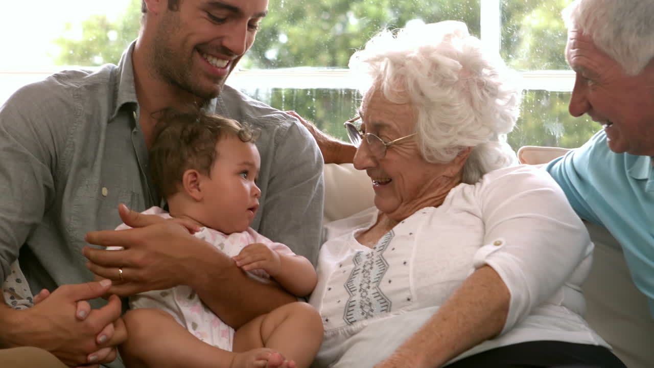 Famiglia estesa seduto sul divano