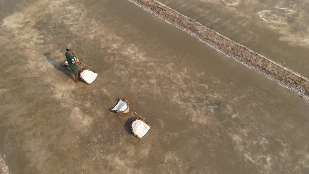Riprese drone sopra un lavoratore in una salina di Kampot, Cambogia