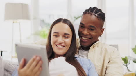 tableta, sonrisa y pareja relajarse en la sala de estar de casa