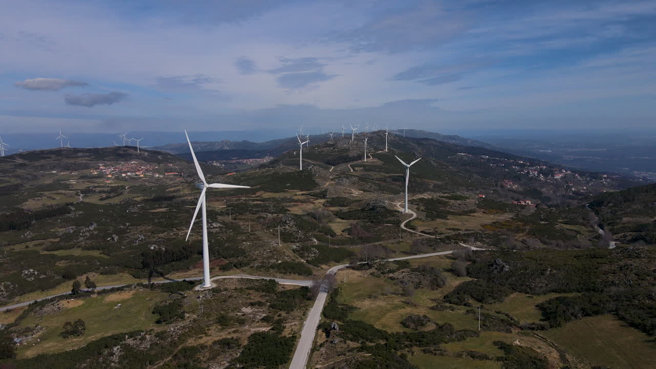 veduta aerea di un campo di turbine eoliche, procedendo lungo le turbine