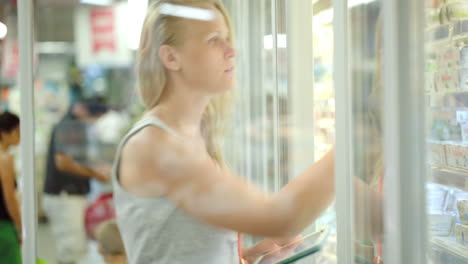 Woman-going-shopping-with-check-list-on-pad