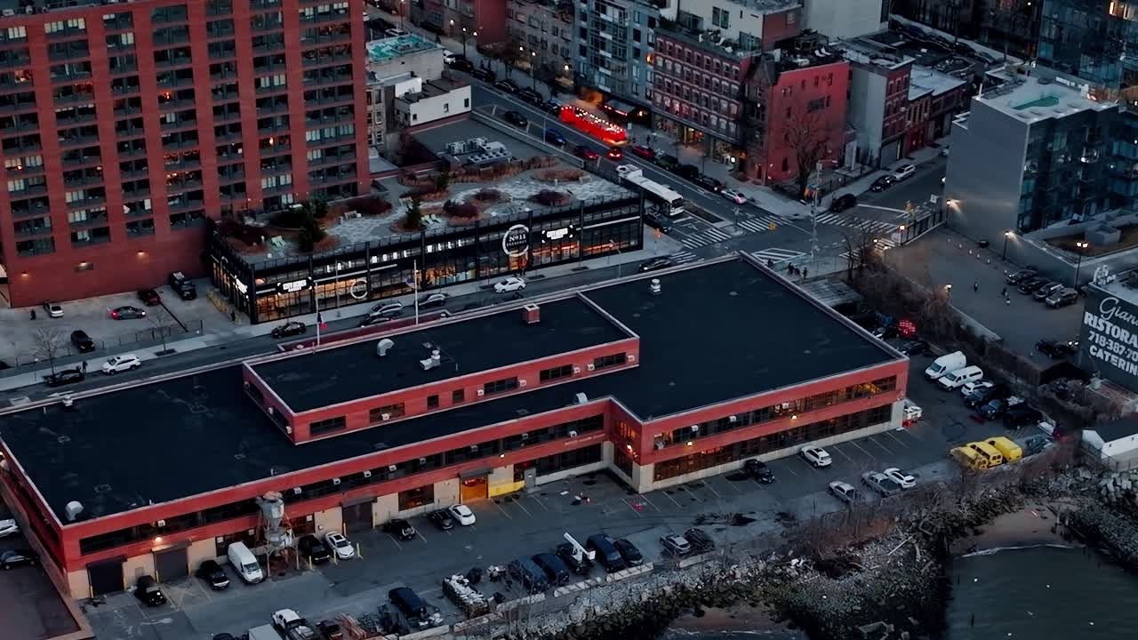 Brotårn og utsikt over Brooklyn by.