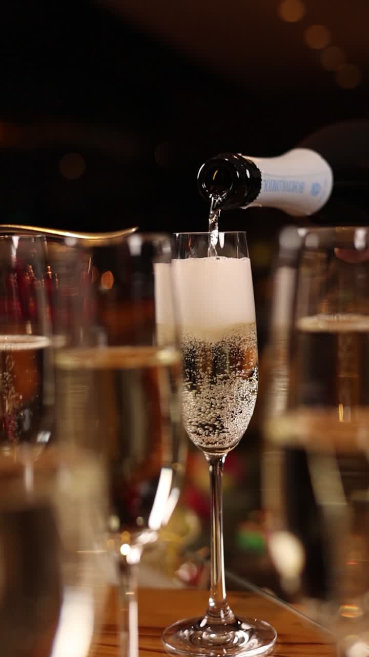 페인이 플루트 컵에 부어지고 있습니다.