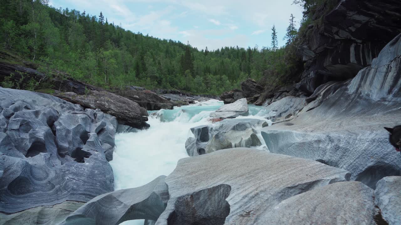 río glomaga cerca del marmorslottet en rana, nordland, noruega