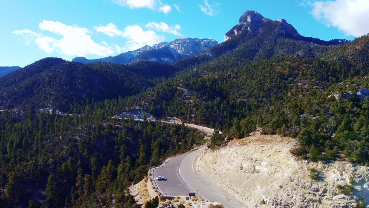 viajero solitario en la autopista de las montañas de nevada