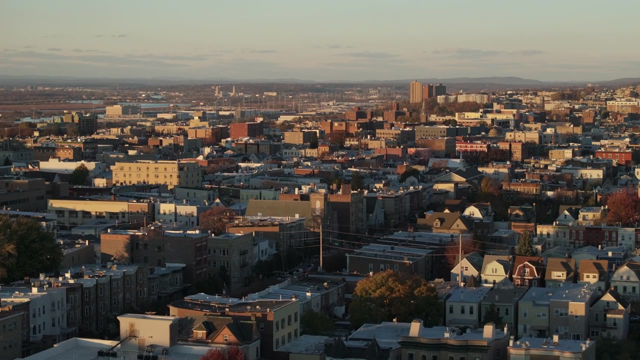 Vista aerea di Weehawken, New Jersey, al tramonto. Ripresa in autunno in 4K.