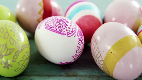 huevos de pascua pintados en superficie de madera
