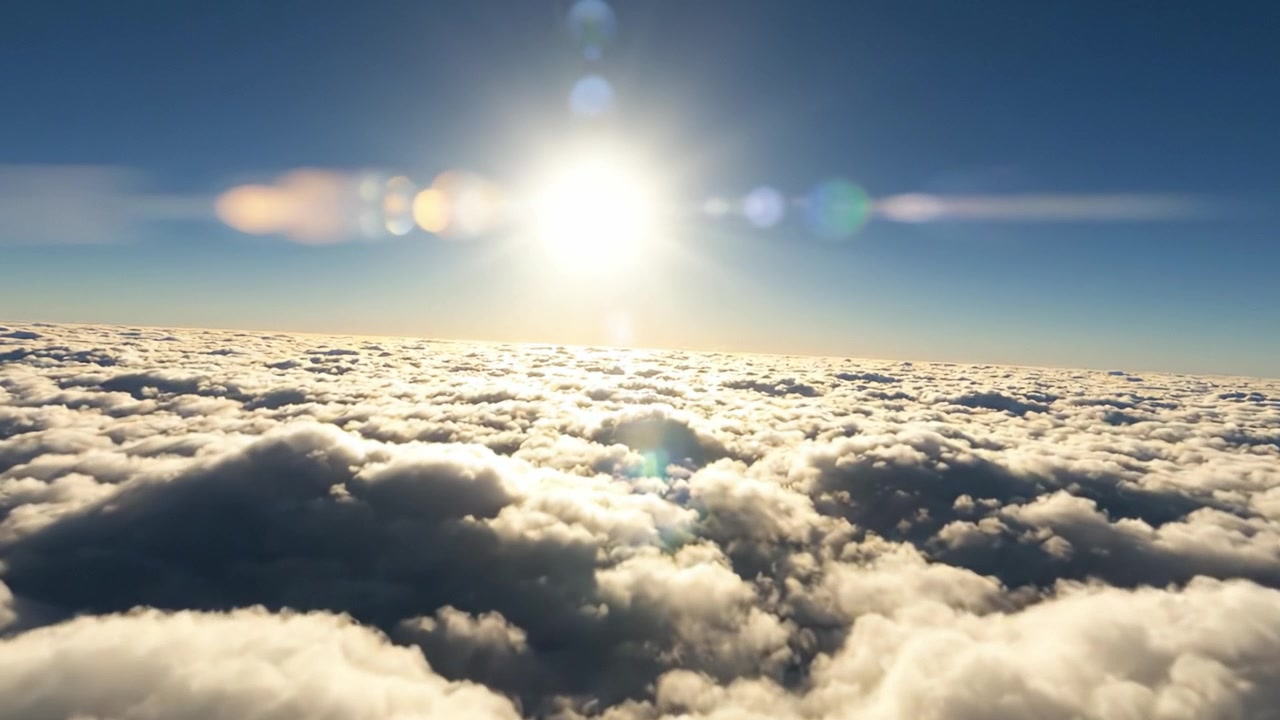 日中の黄金の太陽光を浴びたふわふわの雲の息をのむような空撮：自然愛好家のための穏やかで静かな雰囲気を作り出す
