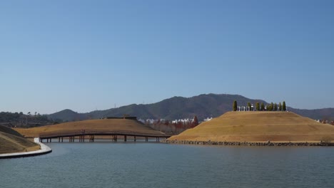 horizonte del jardín del lago hecho por el hombre en el jardín nacional de la bahía de suncheonman, suncheon corea del sur