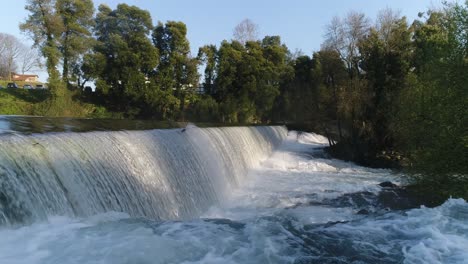 una vista aérea de una cascada