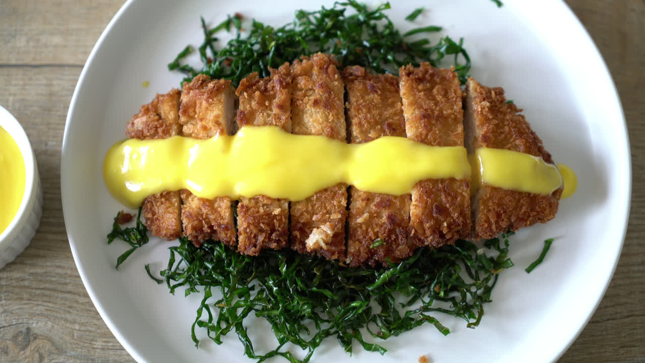 레몬 라임 소스와 함께 튀긴 닭 가슴살