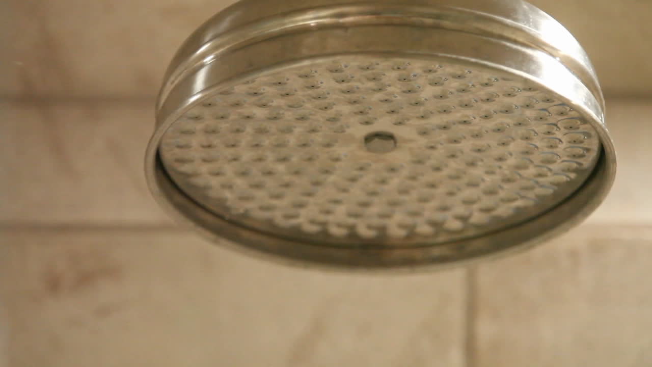 sale agua de un cabezal de ducha