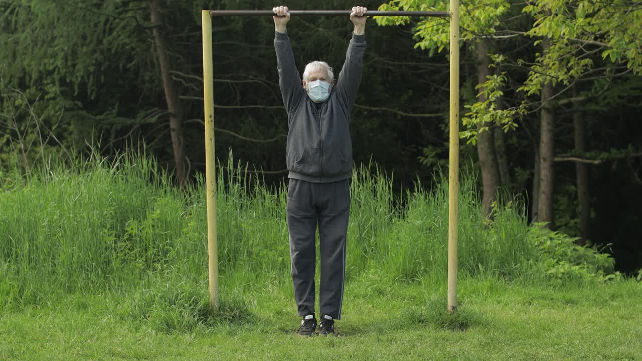 활동적인 노인이 코로나 바이러스 격리 시설에서 스트레칭 신체 운동을 합니다.