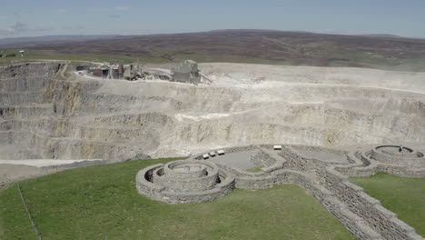 una vista aérea de las obras de arte públicas cortadas con piedras frías cerca del puente de pateley con una cantera de asfalto en el fondo