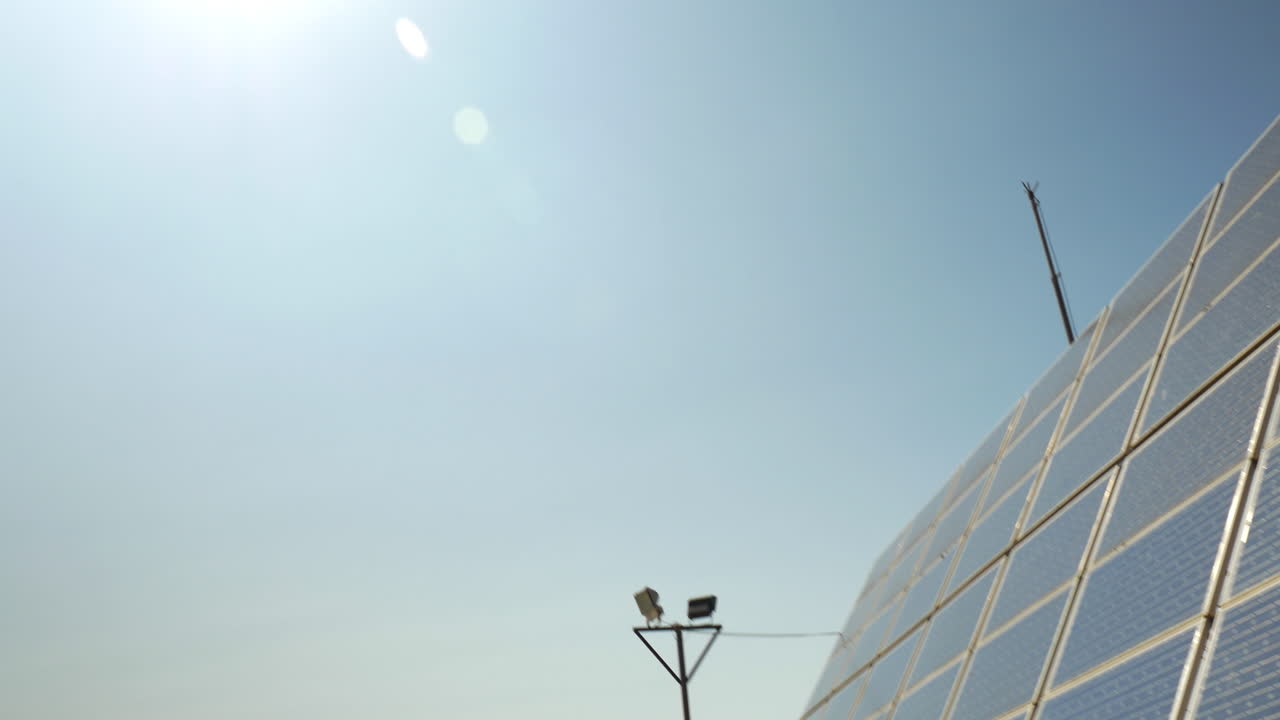 batería solar y el sol brillante brillando