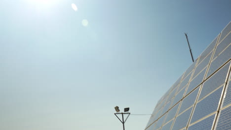 batería solar y el sol brillante brillando