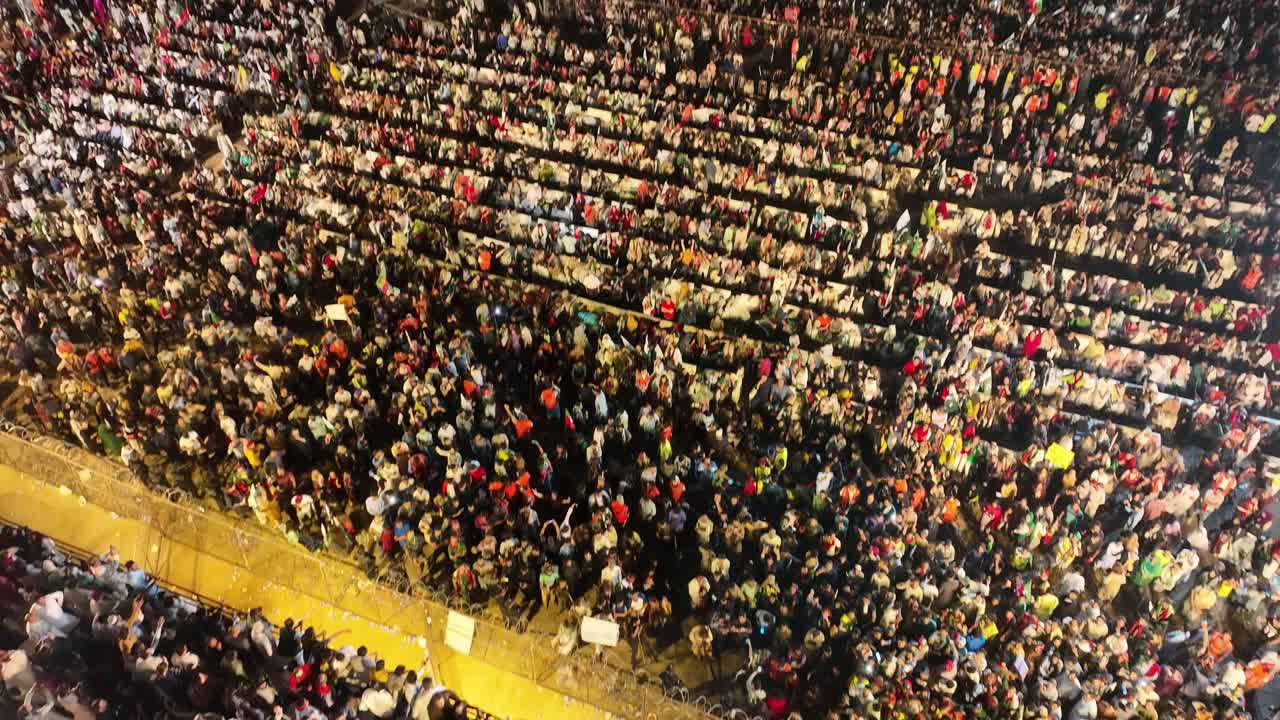 karachi , pakistán - : miles de simpatizantes se reúnen para la manifestación de protesta antigubernamental dirigida por el suelo de pakistán minar-e-pakistan