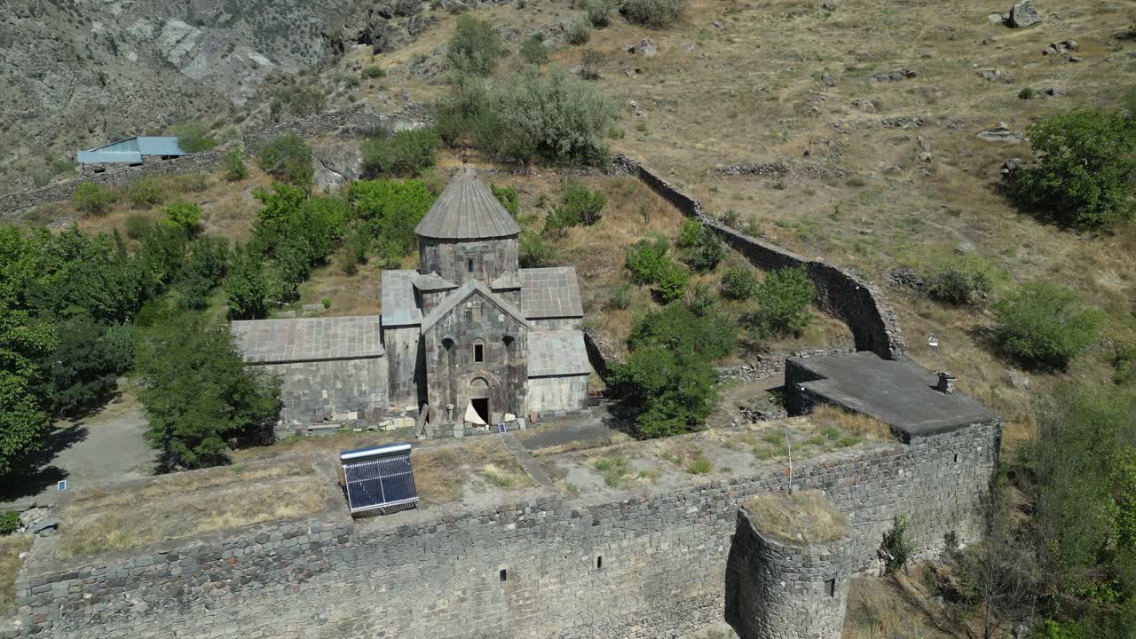 Ripresa aerea che sorvola un'antica chiesa apostolica e un monastero nell'aspra Armenia.