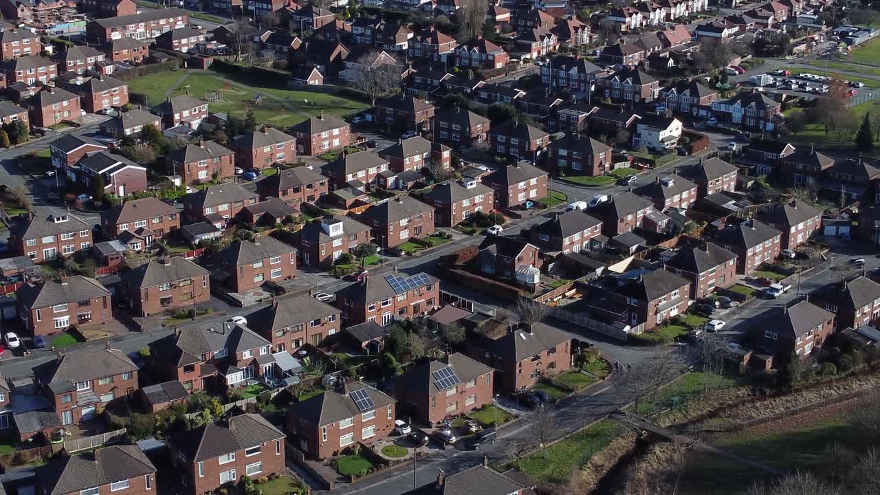 barrio suburbano manchester casas residenciales tejados propiedad inmobiliaria vista aérea ascendente rápido