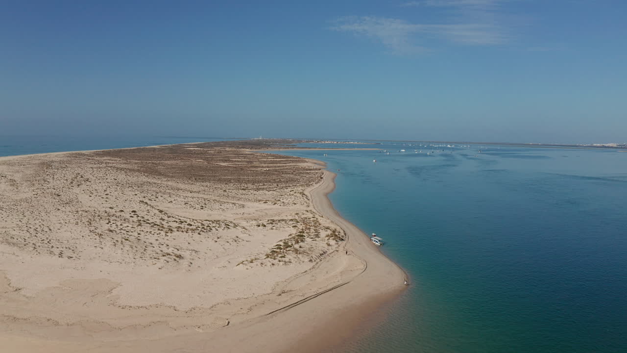 해변과 바다가 아름다운 날씨에 버려진 개인 포르투갈 섬의 공중 드론 영상