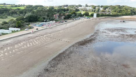 Zurückziehen-Der-Drohne-Aus-Der-Luft,-Umgekehrte-Enthüllung-Des-Strandes-Von-Bembridge,-Isle-Of-Wight,-Vereinigtes-Königreich,-Drohne,-Luftaufnahme