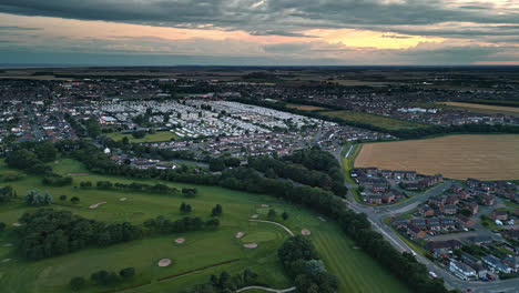 Vista-De-Drone:-Ciudad-Costera-De-Skegness-Filmada-Al-Atardecer-De-Verano