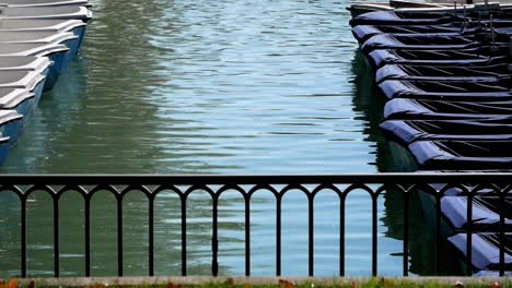 Boat's-anchored-at-the-dock-at-the-big-pond-in-El-Retiro-park,-Madrid