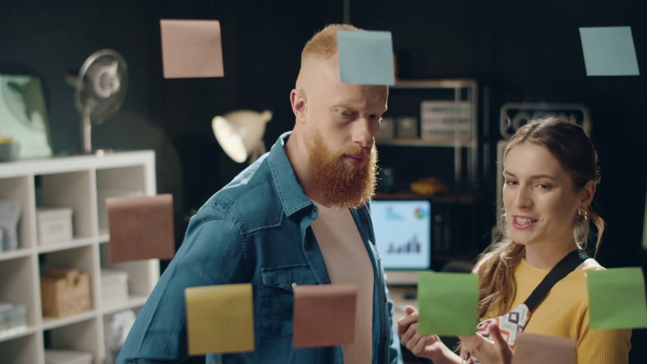 gerente masculino explicando emocionalmente el error a una colega en una oficina hipster