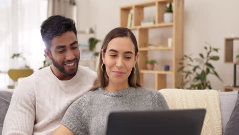 Computadora-Portátil,-Relajación-Y-Pareja-Hablando-En-El-Sofá