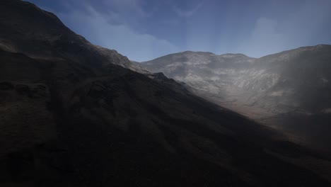 Sonnenstrahlen-Vor-Der-Kulisse-Der-Berge