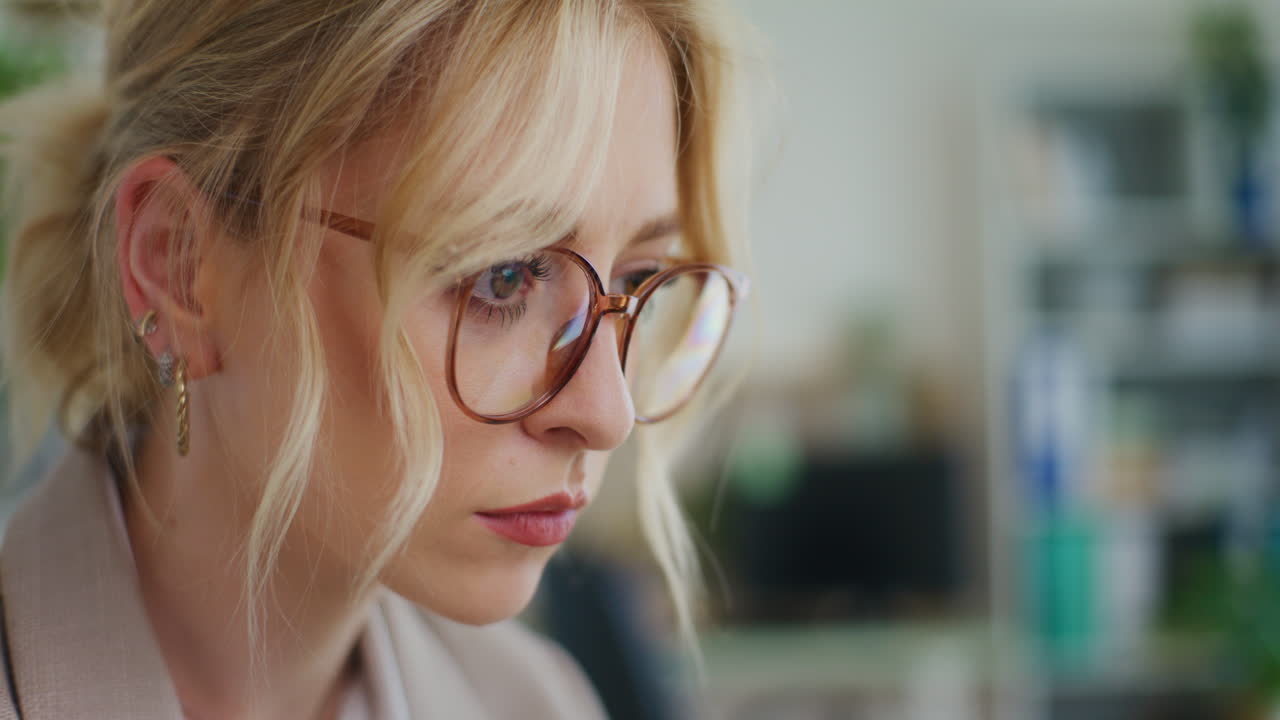 Close-up van geconcentreerde vrouw die aan de computer werkt