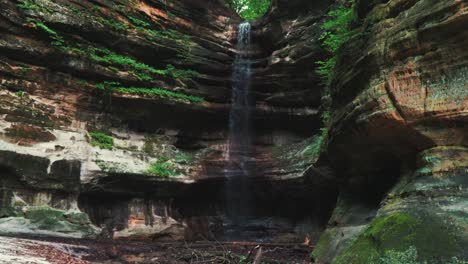larga cascada que gotea por un hermoso acantilado rocoso