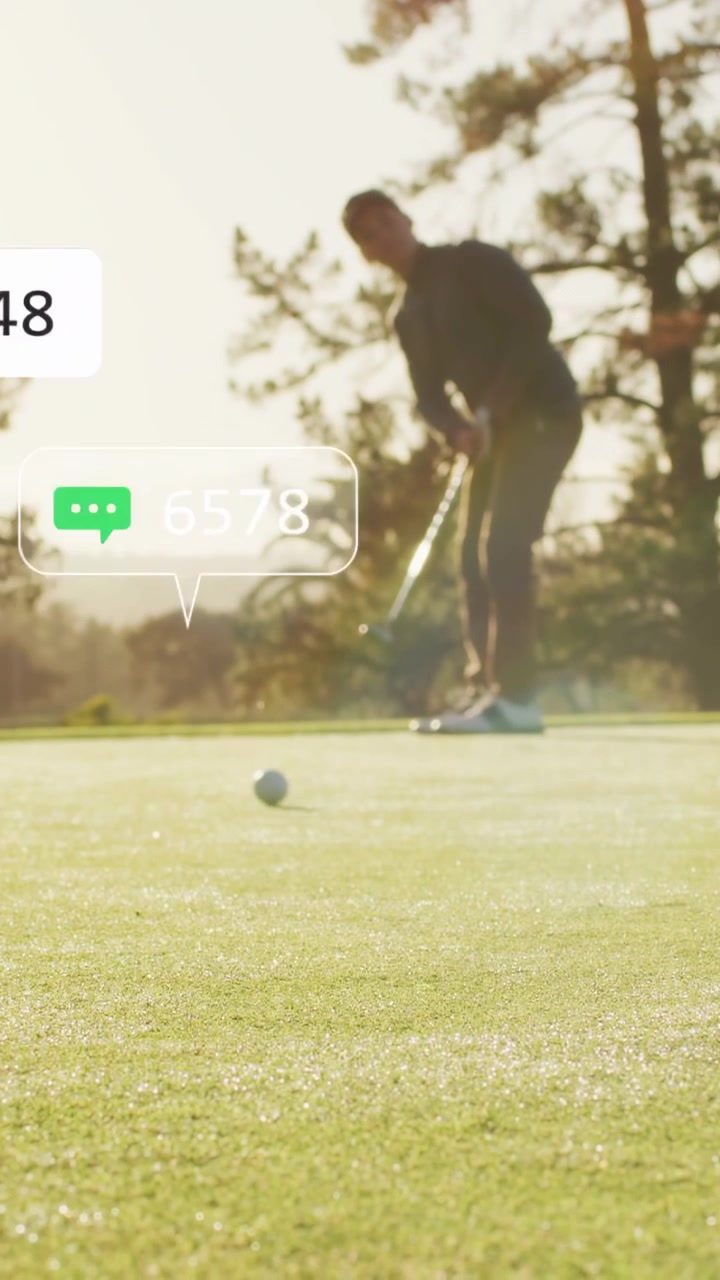 Video verticale: Golfista uomo che esegue un putt, con la palla che rotola e icone social che appaiono in sovrimpressione sul golfista.