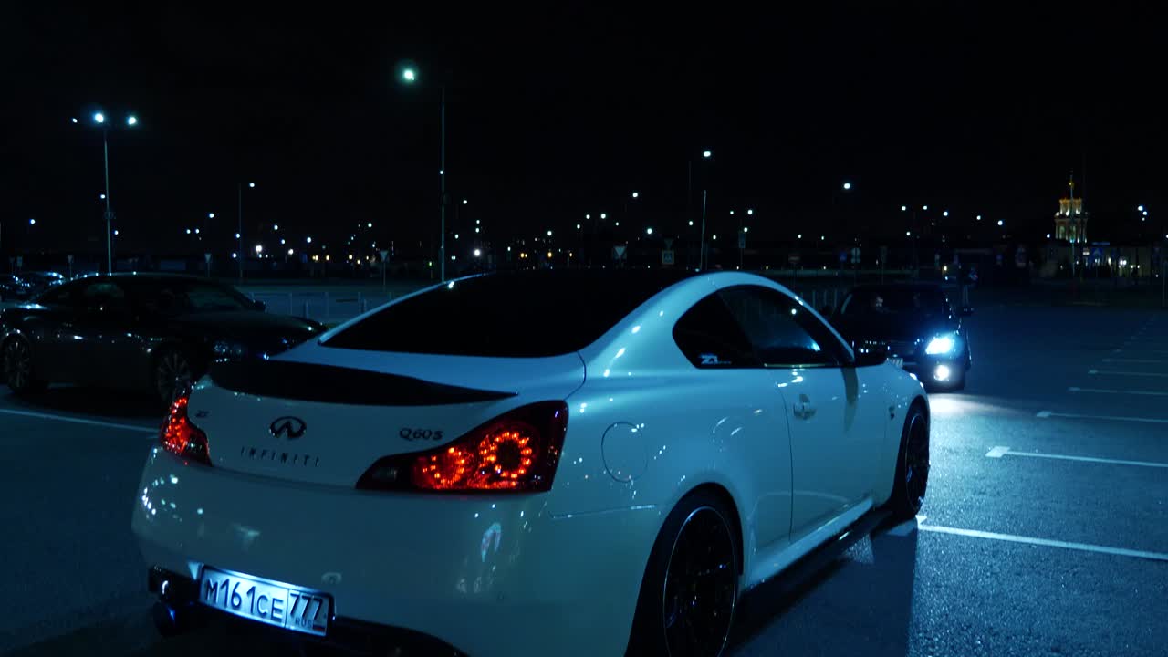 밤에 주차장에 있는 자동차들