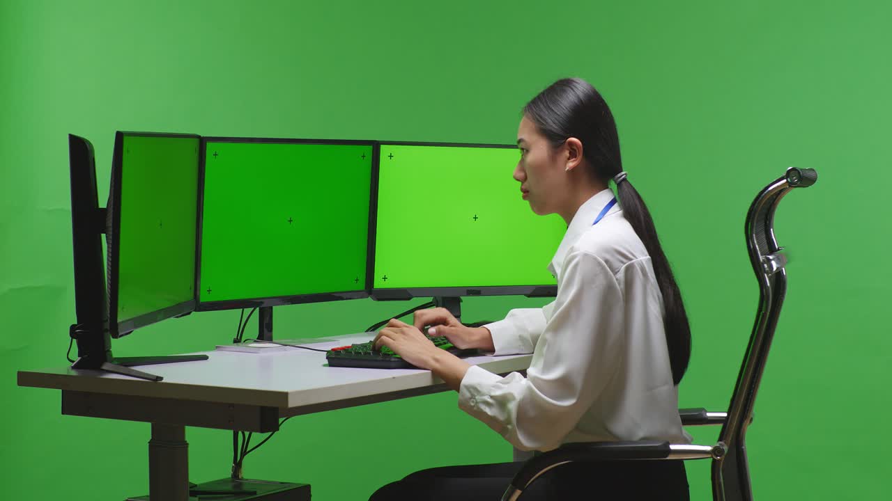 초록색 화면 모니터 를 가진 컴퓨터 에서 일 하는 여자