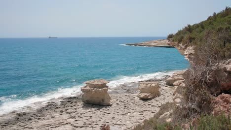 Agua-Azul-Clara-Y-Acantilados-En-Un-Día-Soleado-De-Verano