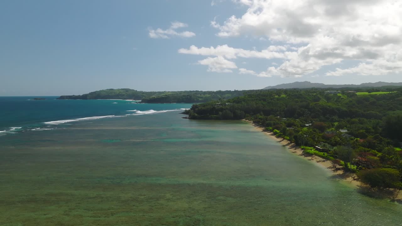 impresionante vista aérea de los arrecifes de coral en la marea baja en la playa de anini, costa norte de kauai, hawaii, estados unidos