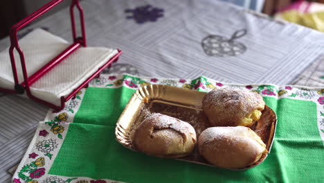 cierra la mano de una mujer con manchas de la edad recogiendo un tradicional pastel napolitano italiano famoso llamado sfogliatella napoletana 4k