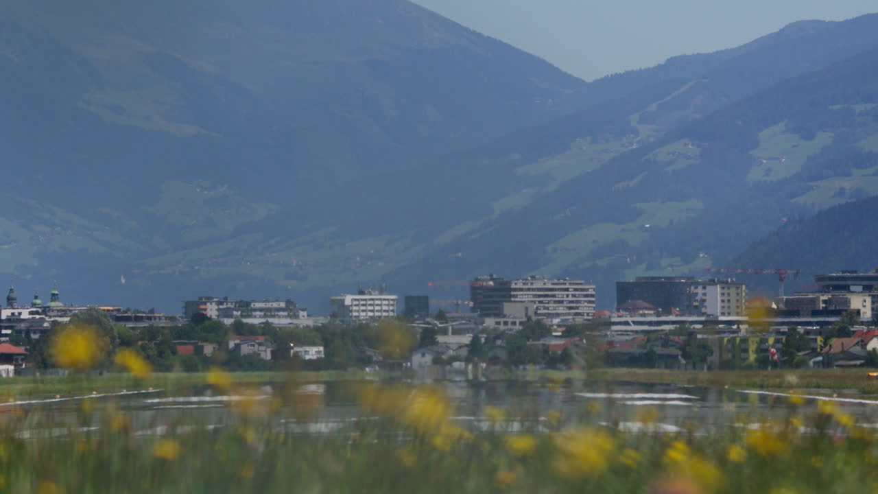 알파인 배경으로 된 공항 활주로