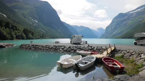 Viajes-De-Vacaciones-Familiares-En-Vehículos-Recreativos,-Viajes-De-Vacaciones-En-Autocaravana.-Hermosa-Naturaleza-Paisaje-Natural-De-Noruega.