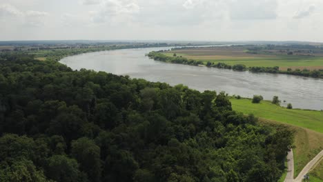 Toma-Compuesta-Por-Drones-De-La-Curva-Del-Río-Vistula