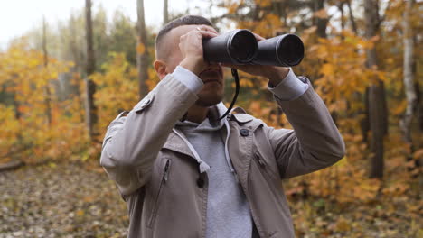 joven mirando lejos al aire libre