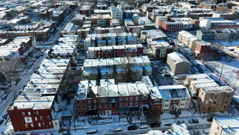 distrito residencial de la ciudad urbana en la nieve del invierno