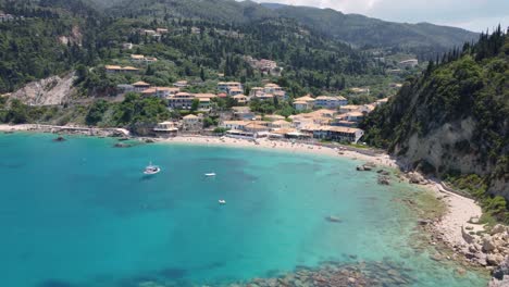 agios nikitas, un complejo turístico griego junto al mar en la isla de lefkada