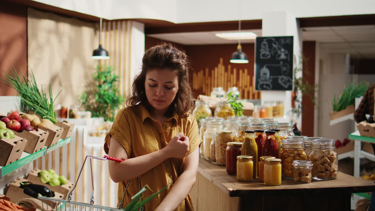 mujer vegana agrega comida a la cesta de la compra
